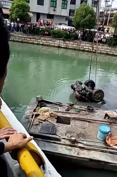 现场:河道捞出16年前失踪轿车 内有两具尸骨