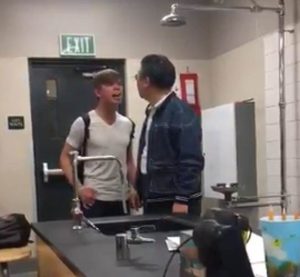 加州中学课堂这幕疯传：学生脏话痛骂华人老师