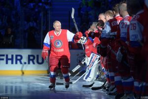 俄“大帝”普京亲征冰球场 摔了个四脚朝天(高清)