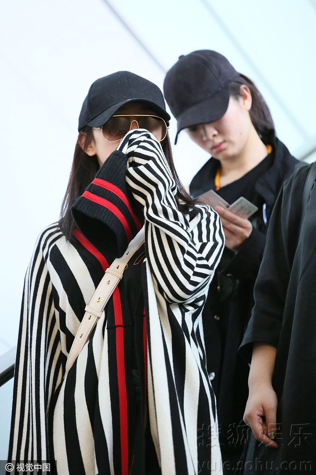 带货女王出动!杨幂穿条纹开衫秀美腿成日常(图)