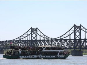 为了看中国，朝鲜人挤爆游船招致警报大作(组图)