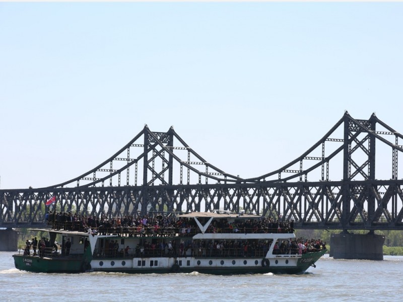 为了看中国，朝鲜人挤爆游船招致警报大作(组图)