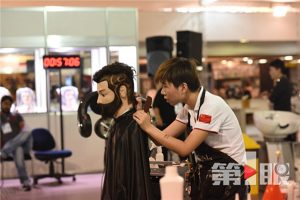 23岁重庆姑娘剪发剪成副教授 享国务院特殊津贴