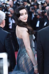 侧身现美臀 范冰冰薄纱裙亮相戛纳闭幕式(组图)