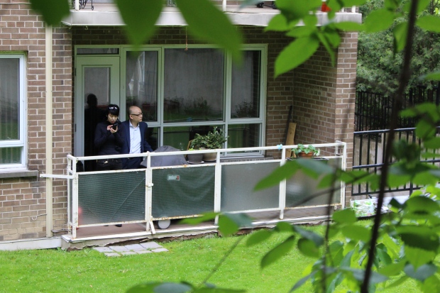 这对华人夫妇做了什么?遭到西人邻居如此嫌弃