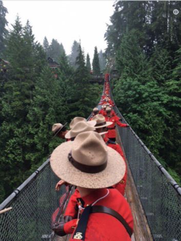 震撼!150名皇家骑警拍出“史上最加拿大”照片