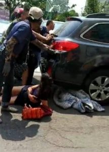 女子马上要被车碾过 路人一齐冲上去(组图)