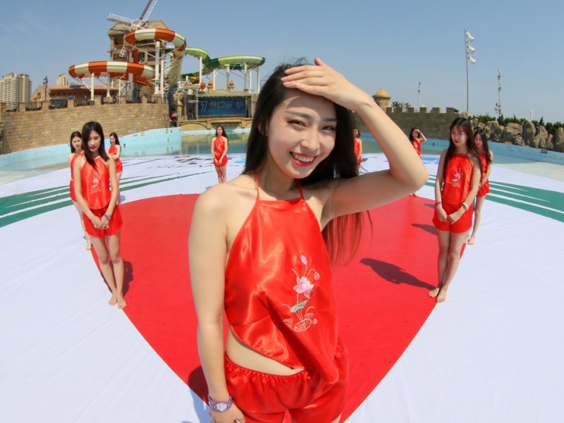 中国“肚兜节”:肚兜美女大巡游 游客直呼票价值