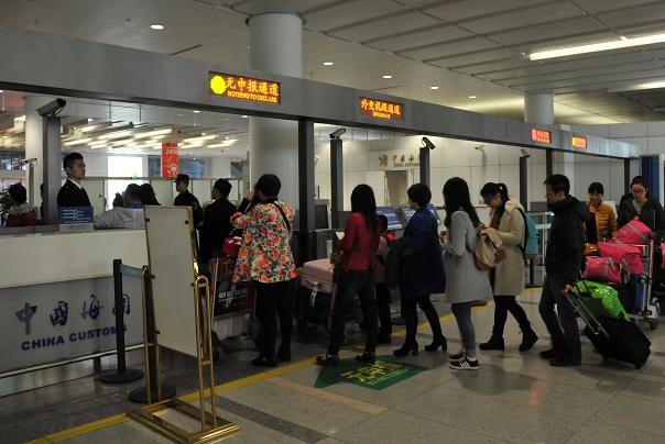 中国全面收紧出国 严防官员与资金外逃，扩大管控