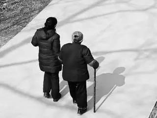 热贴:我妈过马路摔了一跤,竟然没人敢扶!