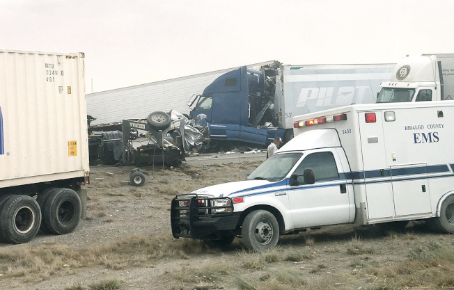 惨烈一幕:沙尘暴袭新墨州 25车追撞6人丧生(图)