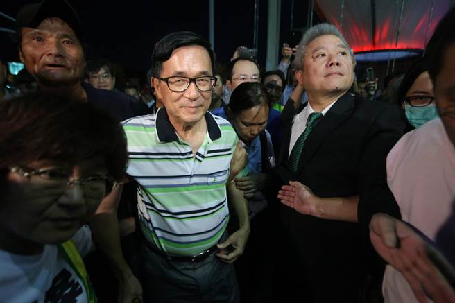 蔡英文遭逼宫:再不“特赦”陈水扁 他真跳楼啦!