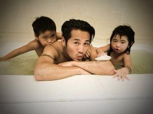 当了9年爸爸，曹格听完儿女的告白感动哭了(组图)