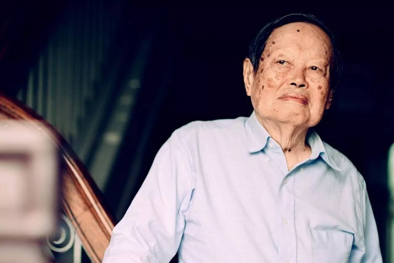 对话杨振宁:越来越觉得个人生命 宇宙间非常渺小