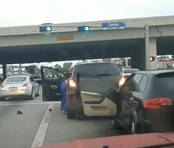 还敢路怒吗?忙着下车干架,车被偷了(图/视频)