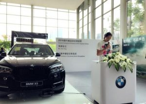 质朴！朱婷骑着共享单车去领宝马座驾(组图)