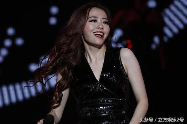 张靓颖踩15cm高跟鞋登台,一个扭身杯具了 (组图)