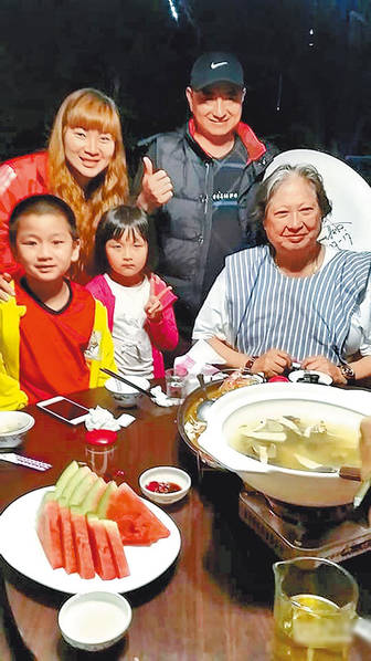 壕气!洪金宝带混血娇妻血拼 试过的都买下!(图)