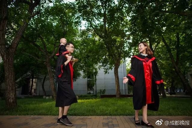 刷爆朋友圈:人民大学俊男靓女带娃本科毕业